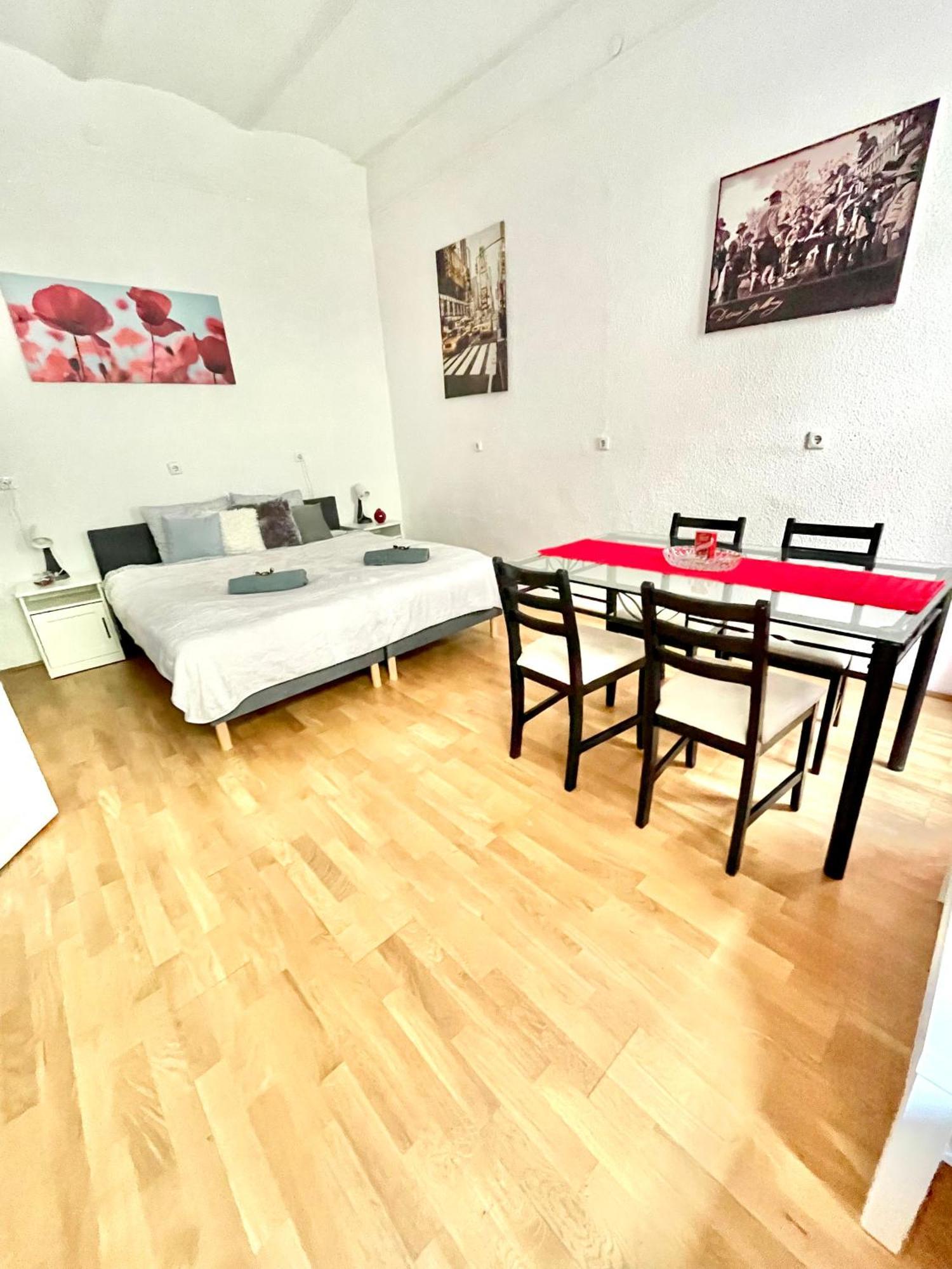 Very Warm Home With Big Bed Near New York Cafe Budapest Exterior foto